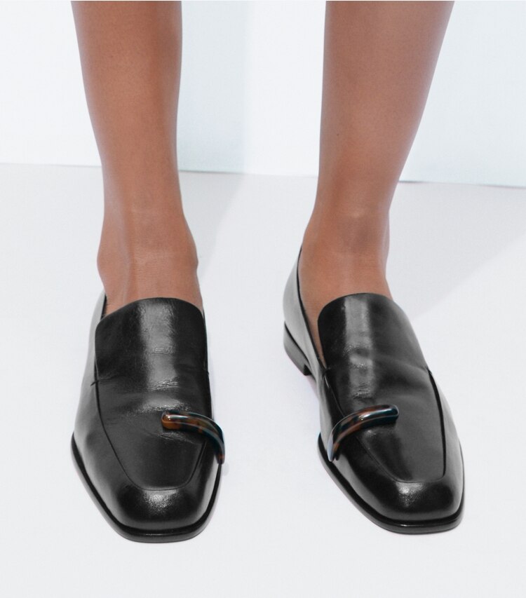 Tory Burch designer mocassins Mocassin Pierced dans PERFECT BLACK / TORTOISE accessoire sur le modèle