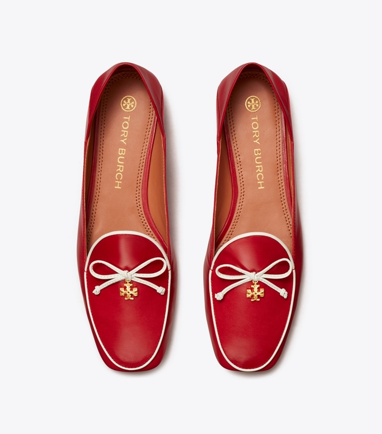 Tory Burch designer mocassins Mocassin Tory Breloque dans TORY RED / NEW CREAM vue du dessus