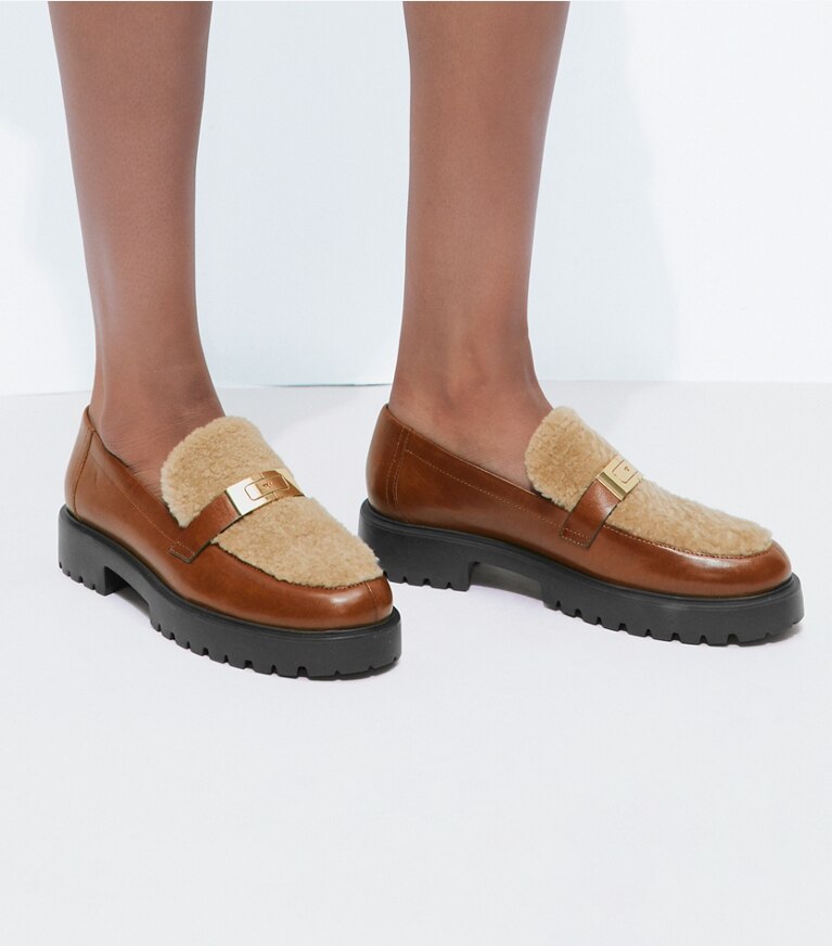 Tory Burch designer mocassini Mocassino a carrarmato LeeLee in shearling in CLASSIC CUOIO / BUTTERMILK / GOLD accessory on model