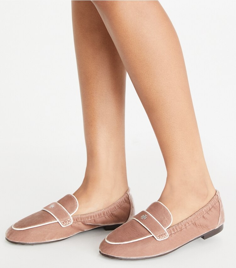 Tory Burch designer mocassini Mocassino ballerina in VINTAGE ROSE / PERFECT BLACK accessory on model