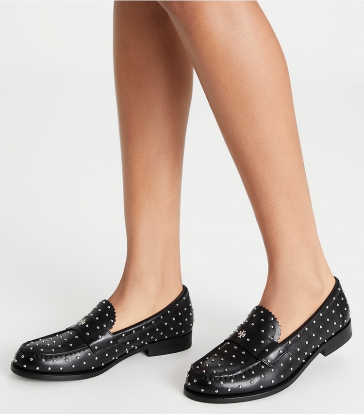 Tory Burch designer mocassini Mocassino classico con borchie in PERFECT BLACK / SILVER accessory on model