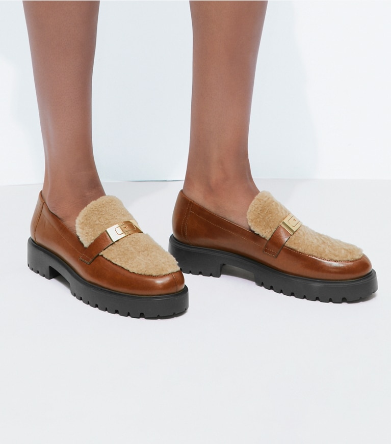 Tory Burch designer mocassins Mocassins Leelee en shearling in CLASSIC CUOIO / BUTTERMILK / GOLD accessory on model