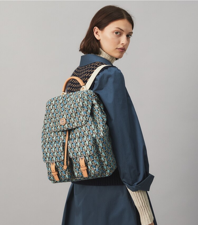 Tory Burch diseñador mochilas Mochila estampada de nailon con solapa en MISTY BLUE TULIP accesorio en el modelo