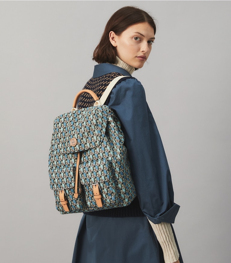 Tory Burch diseñador mochilas Mochila estampada de nailon con solapa en MISTY BLUE TULIP accesorio en el modelo