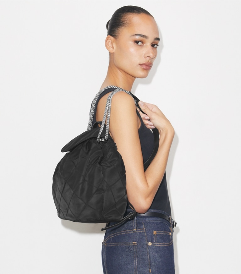 Tory Burch diseñador mochilas Mochila Fleming de nailon en Black accesorio en modelo