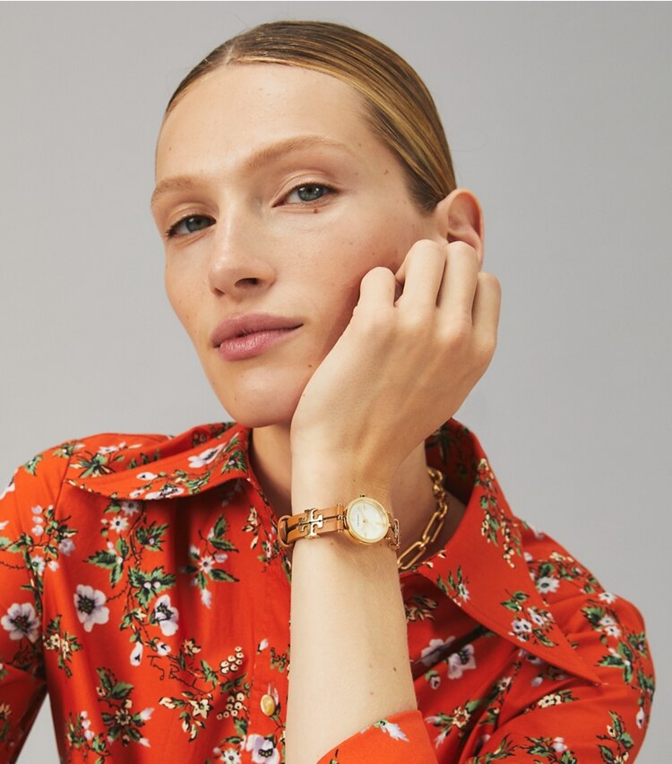 Tory Burch designer montres bracelet Montre Kira, Noir/Doré, 22 x 28 mm in BLACK/GOLD accessory on model