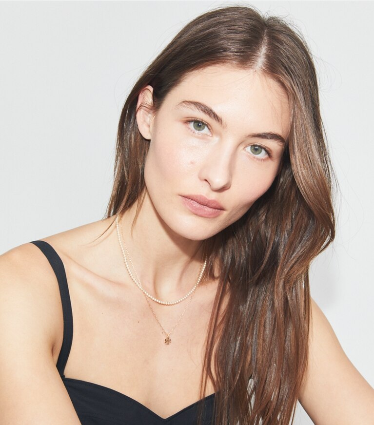 Tory Burch designer colliers Moondance Layered Pearl Necklace in Tory Gold / Pearl accessory on model