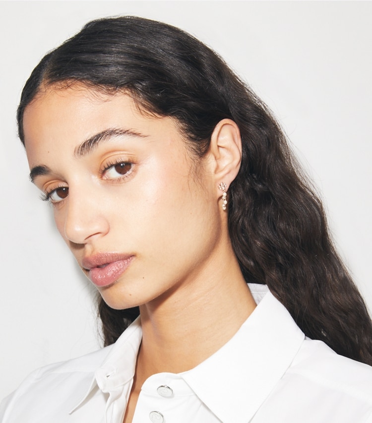 Tory Burch designer イヤリング＆ピアス ムーンダンス パール＆チェーン ピアス in Tory Silver / Pearl / Crystal accessory on model