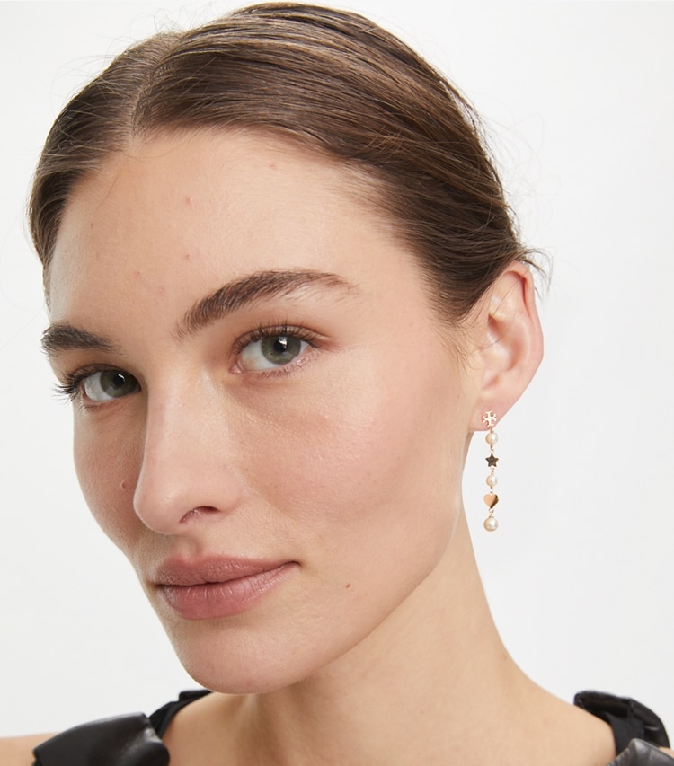 Tory Burch designer boucles d'oreilles Moondance Pearl and Heart Earrings in Tory Gold / Pearl accessory on model