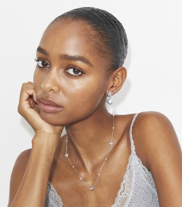 Tory Burch designer イヤリング＆ピアス キラ パヴェ パール ドロップ ピアス in Tory Gold / Pearl accessory on model