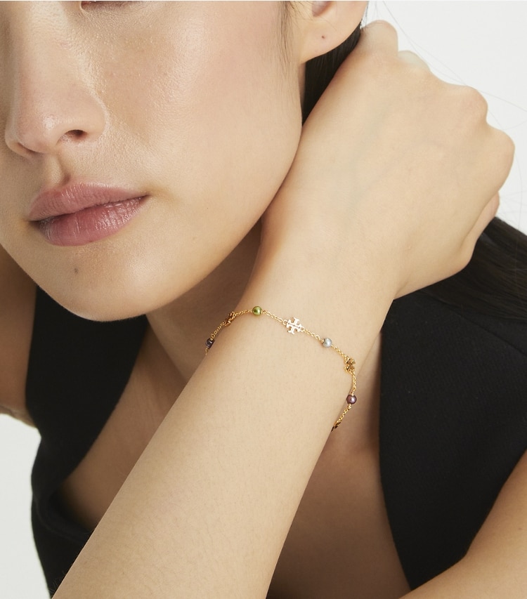Tory Burch designer ブレスレット キラ パール デリケート チェーン ブレスレット in Tory Gold / Pearl accessory on model
