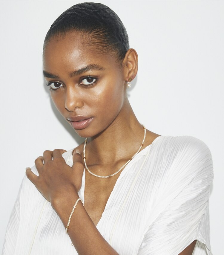 Tory Burch designer ブレスレット キラ パール ブレスレット in Tory Gold / Pearl accessory on model