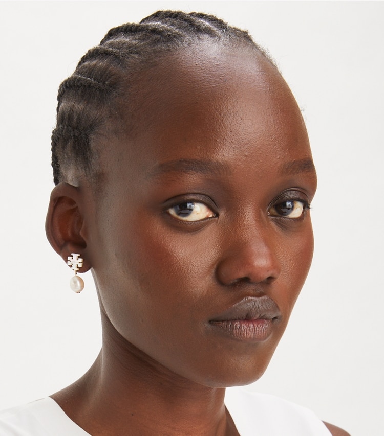 Tory Burch designer boucles d'oreilles Moondance Pearl Drop Earrings in Tory Gold / Mother of Pearl accessory on model