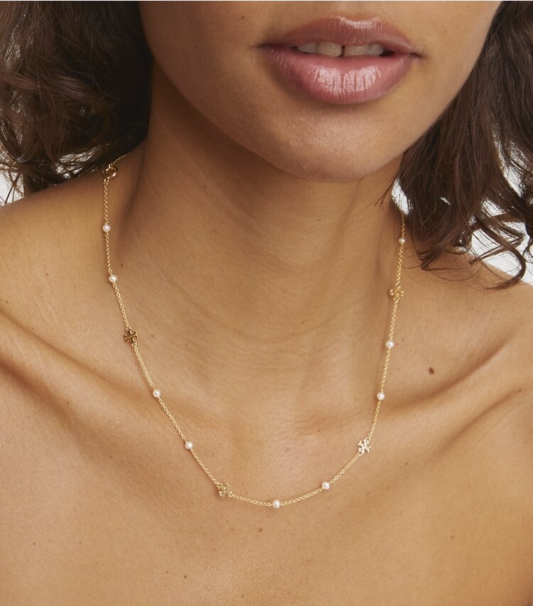 Tory Burch designer ネックレス キラ パール デリケート ネックレス in Tory Gold / Pearl accessory on model