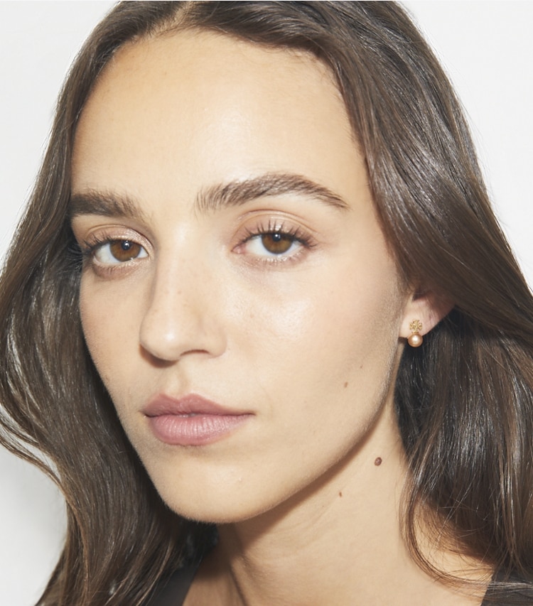 Tory Burch designer イヤリング＆ピアス パール スタッズピアス in Tory Gold / Pink accessory on model