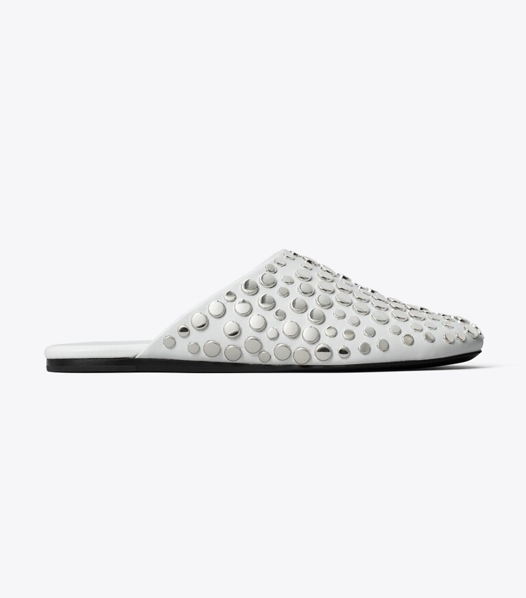 Tory Burch designer mocassins Mule cloutée dans CLOUD / SILVER de côté