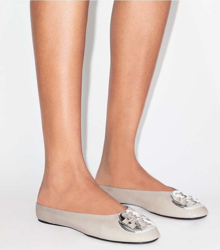 Tory Burch designer mocassins Mule de ballet Reva dans GRAY CLAY accessoire sur le modèle