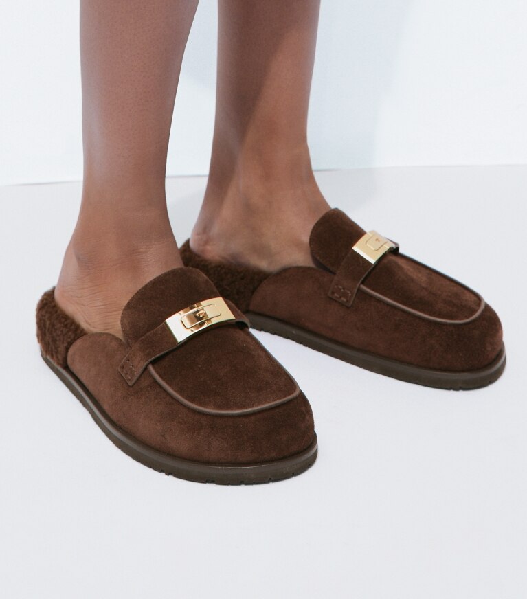 Tory Burch designer mocassins Mule Leelee en rason dans DARK COCOA accessoire sur le modèle