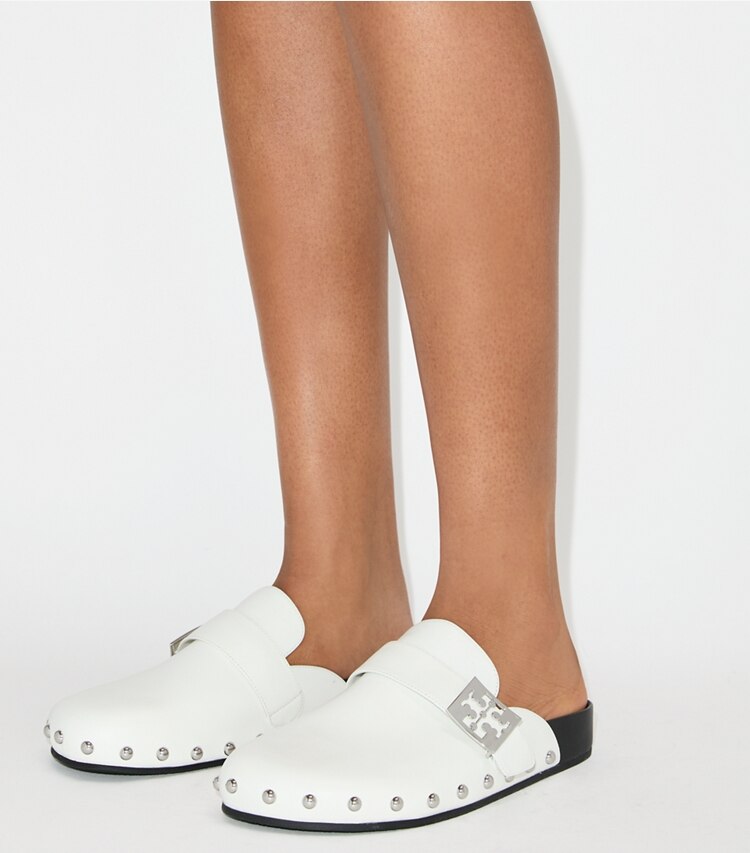 Tory Burch designer mocassins Mule Mellow à clous dans WHITE / SILVER accessoire sur le modèle