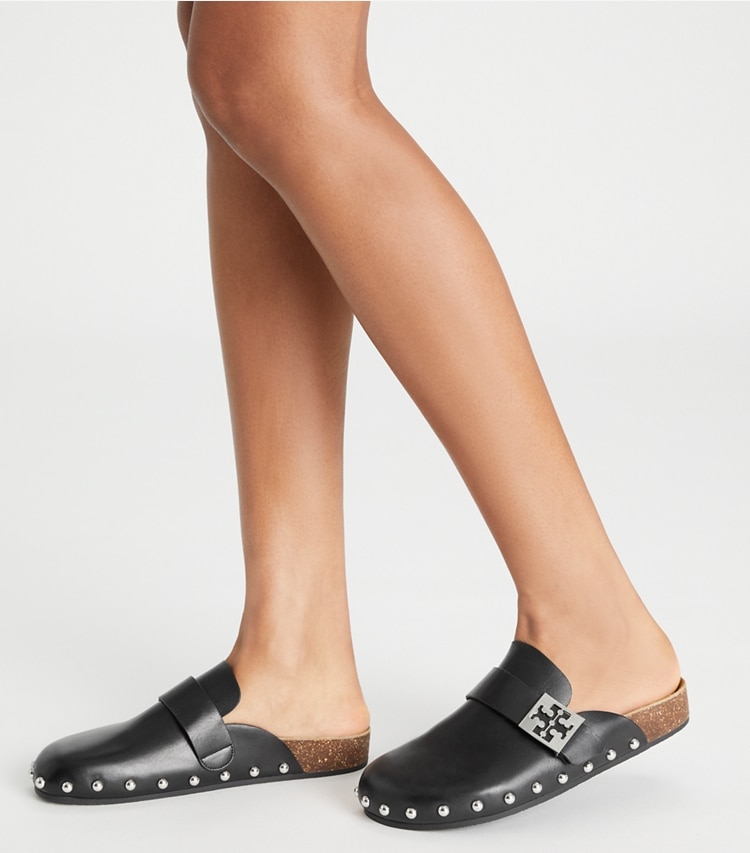 Tory Burch designer mocassini Mule Mellow con borchie in PERFECT BLACK accessory on model