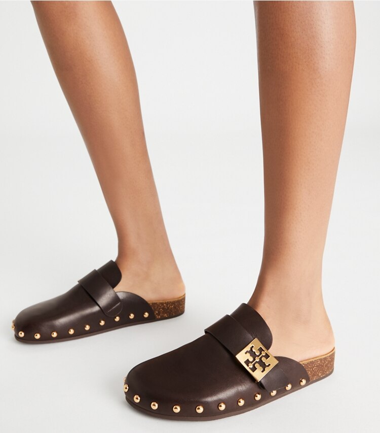Tory Burch designer mocassini Mule Mellow con borchie in DEEP MOCHA / GOLD accessory on model
