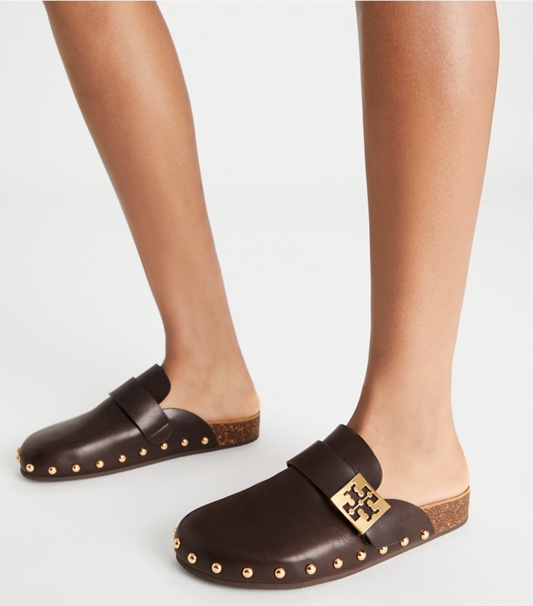 Tory Burch designer mocassini Mule Mellow con borchie in DEEP MOCHA / GOLD accessory on model