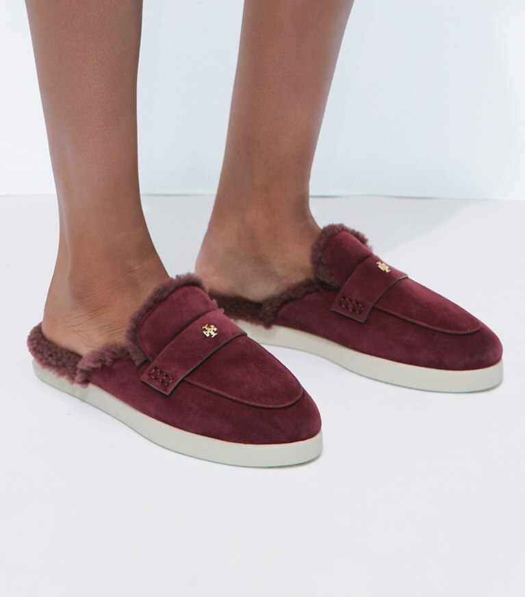 Tory Burch designer mocassins Mules ballerines Sport en shearling in DARK CARMINE accessory on model