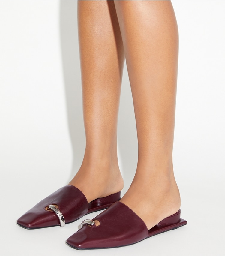 Tory Burch designer mocassins Mules effet piercing in DARK CARMINE accessory on model