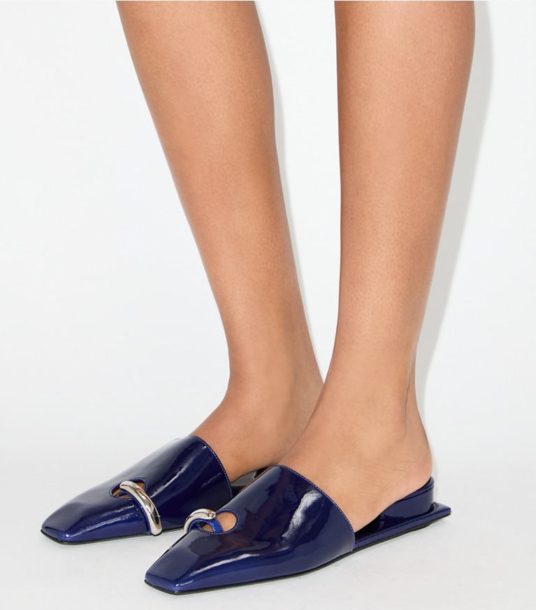 Tory Burch designer mocassins Mules effet piercing in BALLPOINT BLUE accessory on model