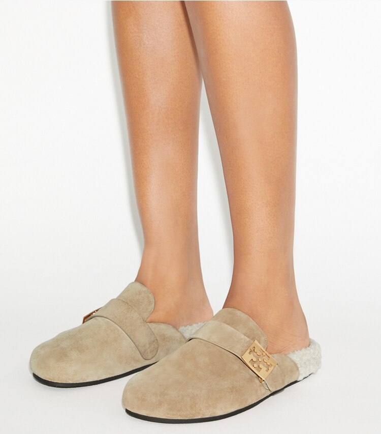 Tory Burch designer mocassins Mules Mellow in NOISETTE / TAUPE accessory on model