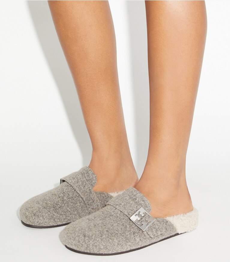 Tory Burch designer mocassins Mules Mellow dans FOG GRAY / TAUPE accessoire sur le modèle