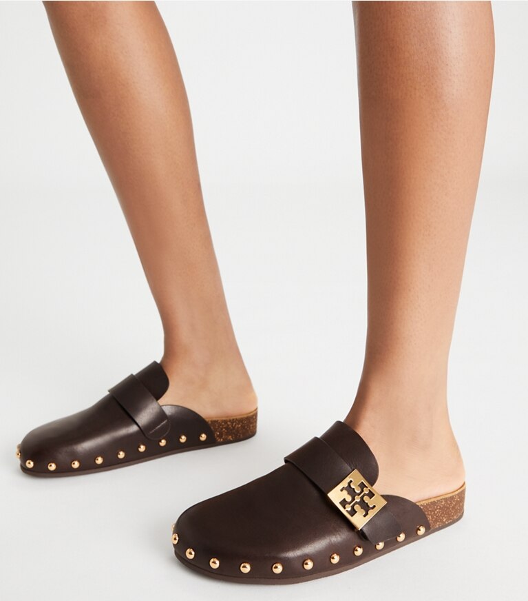Tory Burch designer mocassins Mules Mellow cloutées in DEEP MOCHA / GOLD accessory on model