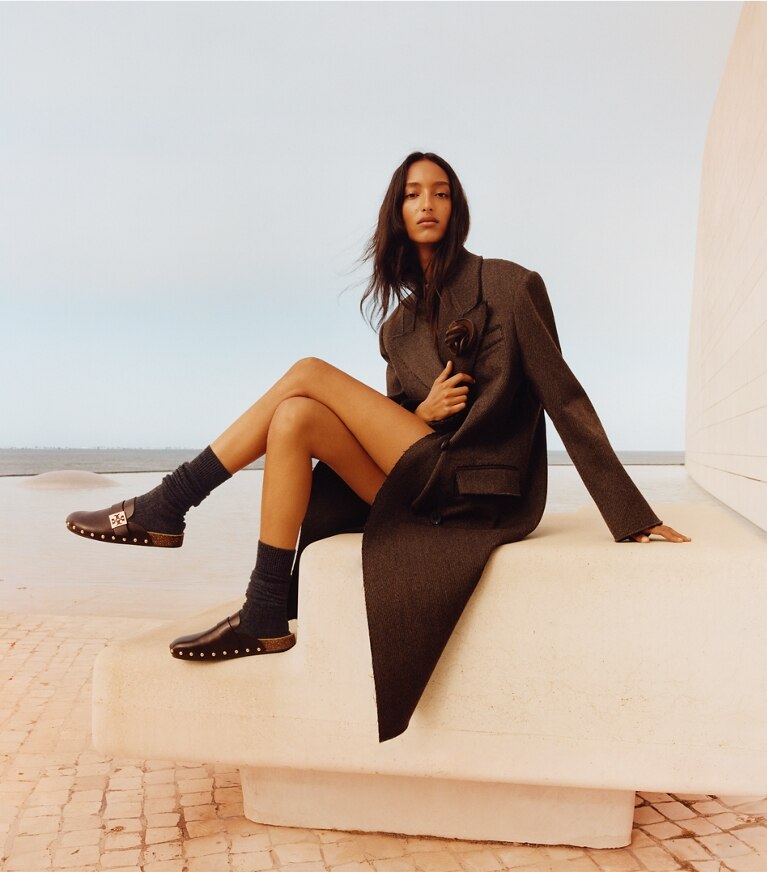 Tory Burch designer mocassins Mules Mellow cloutées in DEEP MOCHA / GOLD campaign