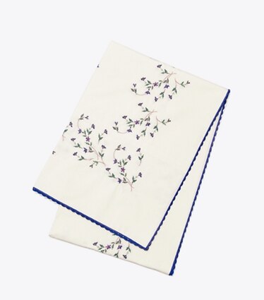 Tory Burch designer linge Nappe carrée brodée Jolie Fleur dans NEW IVORY de face