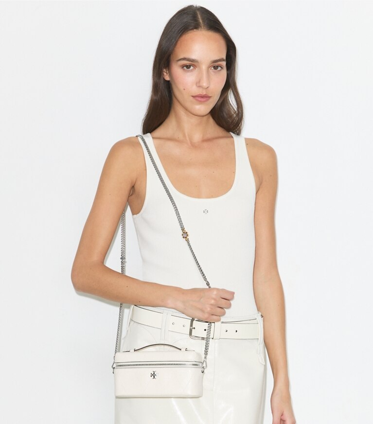 Tory Burch diseñador bolsos bandolera Neceser acolchado Charlie en Light Cream / Charms accesorio en modelo