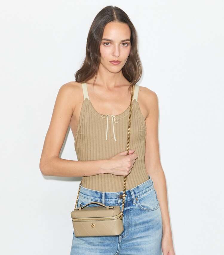 Tory Burch diseñador bolsos bandolera Neceser acolchado Charlie East-West en Soft Cement accesorio en modelo