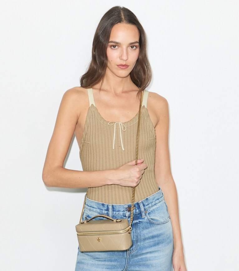 Tory Burch diseñador bolsos bandolera Neceser acolchado Charlie East-West en Soft Cement accesorio en modelo