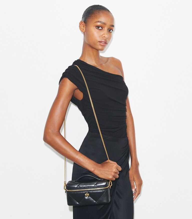 Tory Burch diseñador bolsos bandolera Neceser de denim acolchado con forma de rombos Kira East-West en Black accesorio en modelo