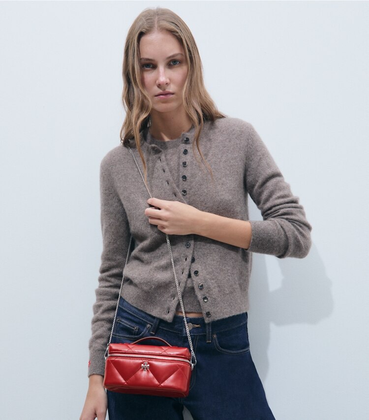 Tory Burch diseñador bolsos bandolera Neceser de denim acolchado con forma de rombos Kira East-West en Red accesorio en modelo