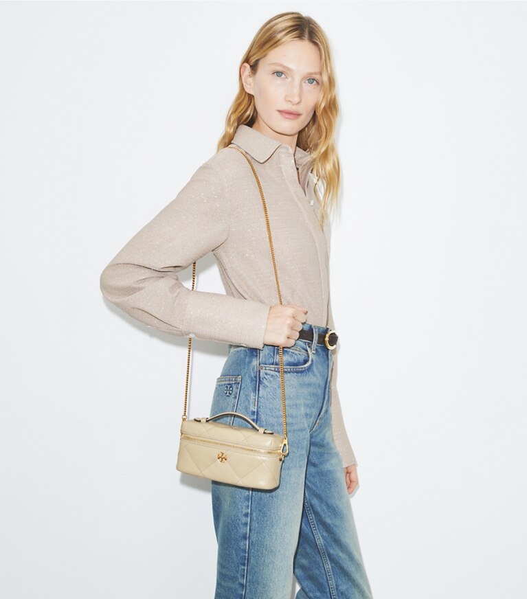 Tory Burch diseñador bolsos bandolera Neceser rectangular con acolchado de rombos Kira en Light Stone accesorio en el modelo
