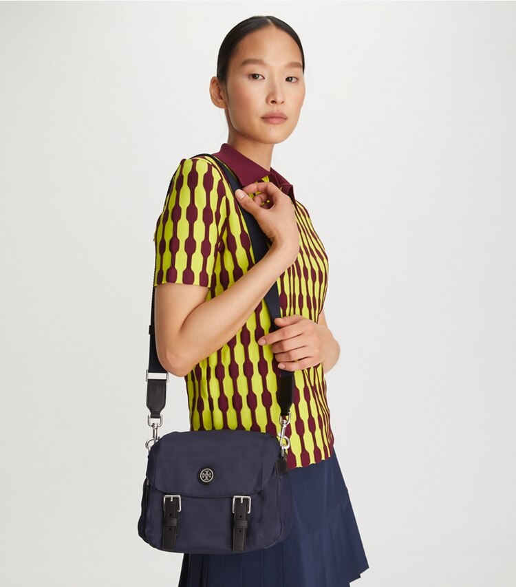 Tory Burch designer クロスボディバッグ ナイロン スモールメッセンジャー in Royal Navy accessory on model