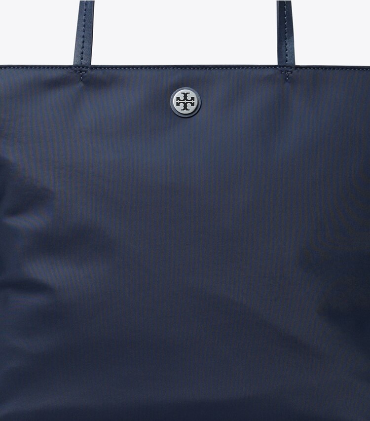 Tory Burch designer トートバッグ ナイロン トートバッグ in Tory Navy ディテール