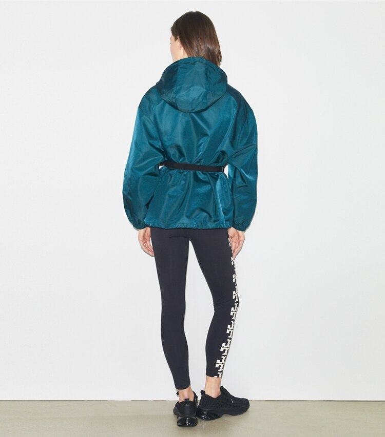 Tory Sport designer ジャケット ナイロン ジップ アノラック in Lagoon on model back