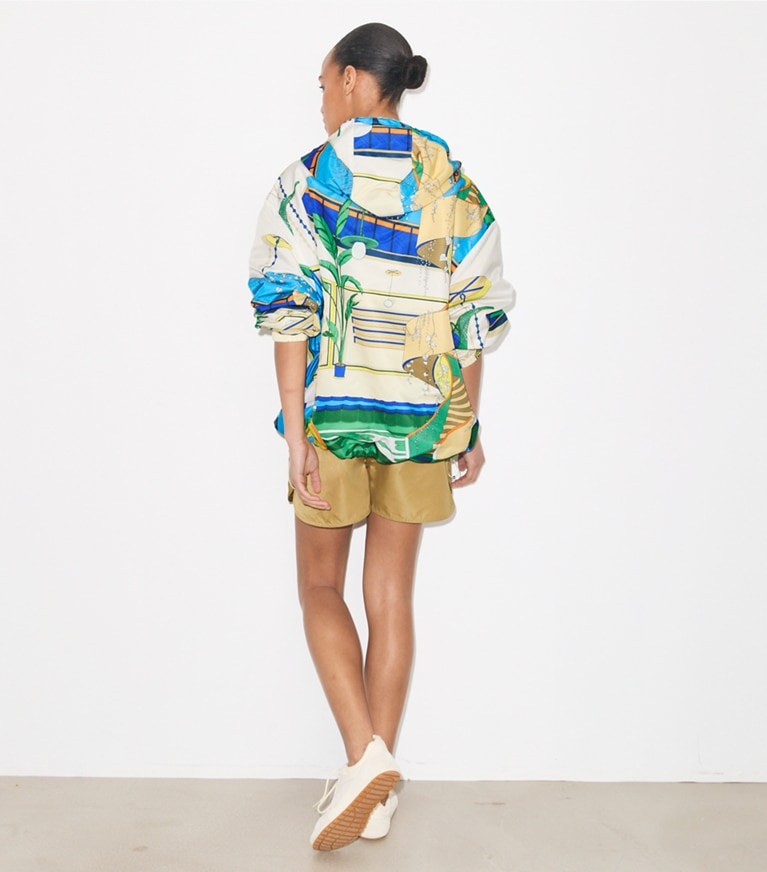Tory Burch designer jacken Nylonanorak mit halbem Reißverschluss in The Pool Blue on model back