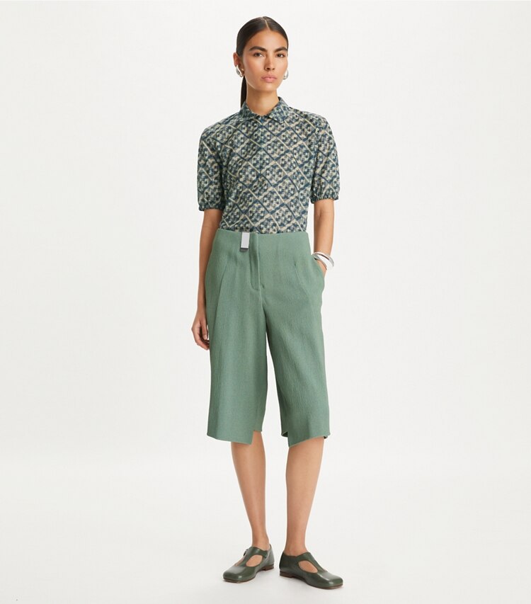Tory Burch designer oberteile Nylonpoloshirt mit Reißverschluss und Prismatic-T-Monogramm in Smoky Grey Prismatic T Monogram modell von vorn