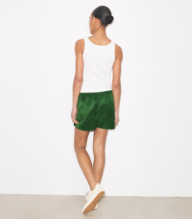 Tory Burch designer unterteile Nylonshorts in Dark Green on model back