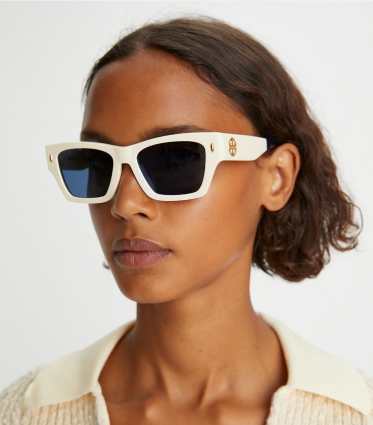 Tory Burch designer occhiali da vista & da sole Occhiali da sole geometrici Miller in NAVY/IVORY STRIPES accessory on model