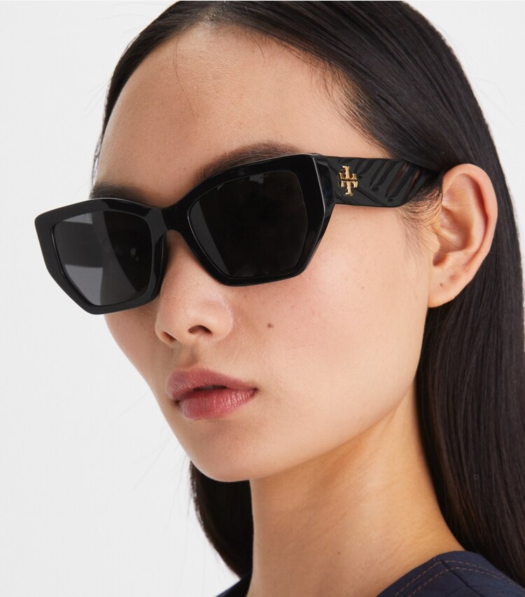 Tory Burch designer occhiali da vista & da sole Occhiali da sole geometrici oversize Kira con aste trapuntate in IVORY HORN/SOLID BROWN accessory on model