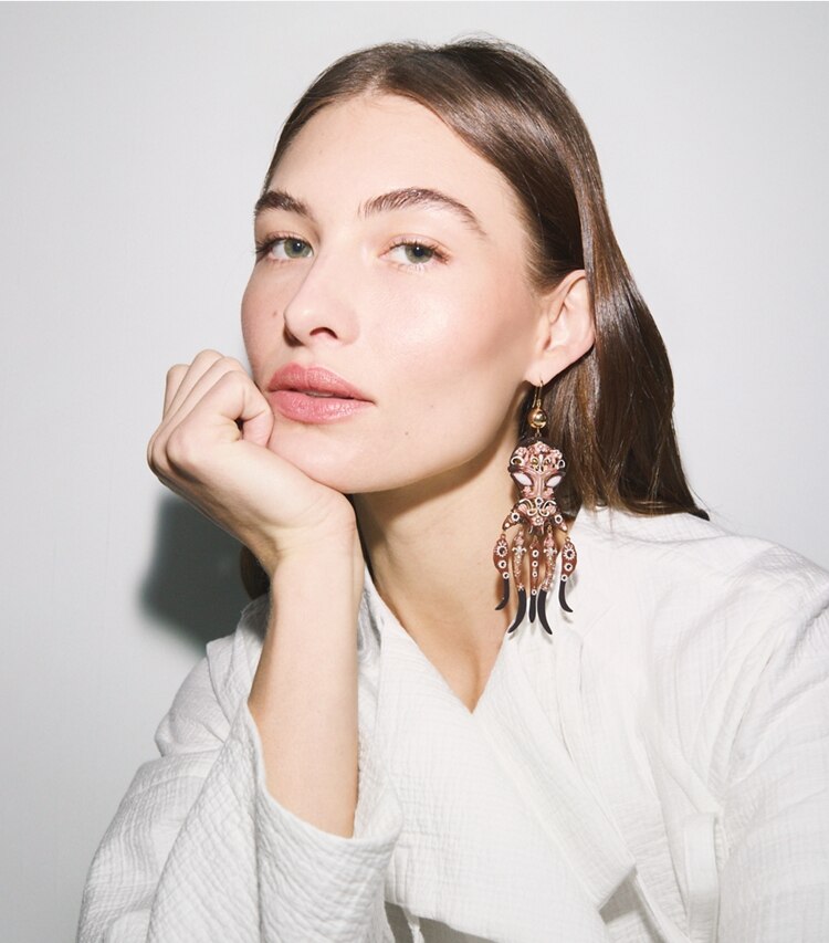 Tory Burch designer ohrringe Ohrringe im Oktopusdesign in Tory Gold / Brown accessory on model