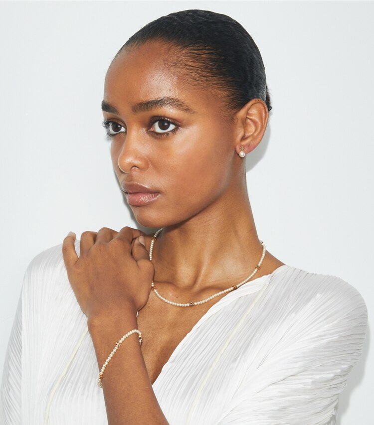 Tory Burch designer ohrringe Ohrstecker mit Perlen in Tory Gold / Pearl accessory on model